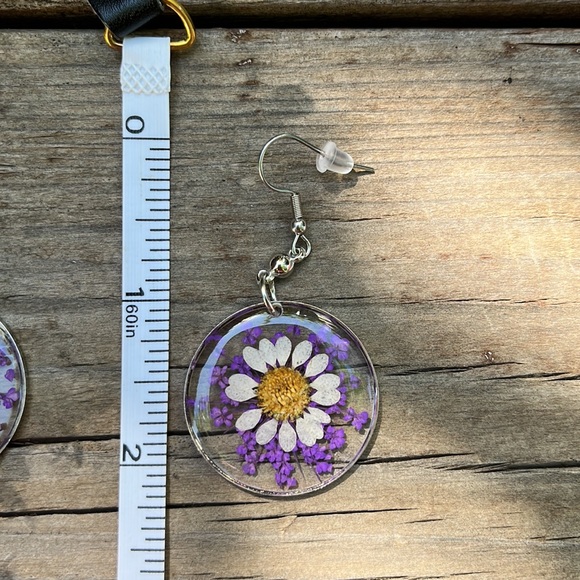 New Handmade Dried and Pressed Flower Resin Disk Earrings - Picture 11 of 17
